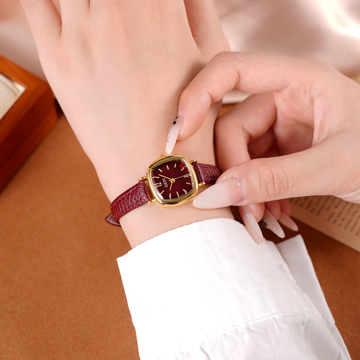 UTHAI 61018 CQ490 Kesederhanaa - Luxury Watch Values ulasan dan harga